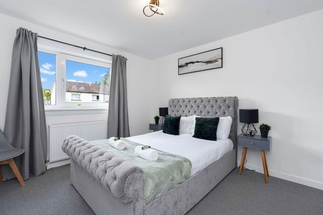 4 Bedroom House West Lothian | Wifi | Parking - View 2