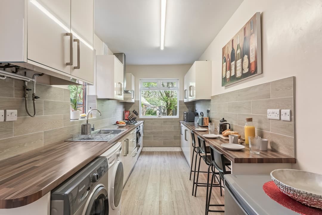 FREE Parking l Garden l 3 Beds l Contractors - View 3