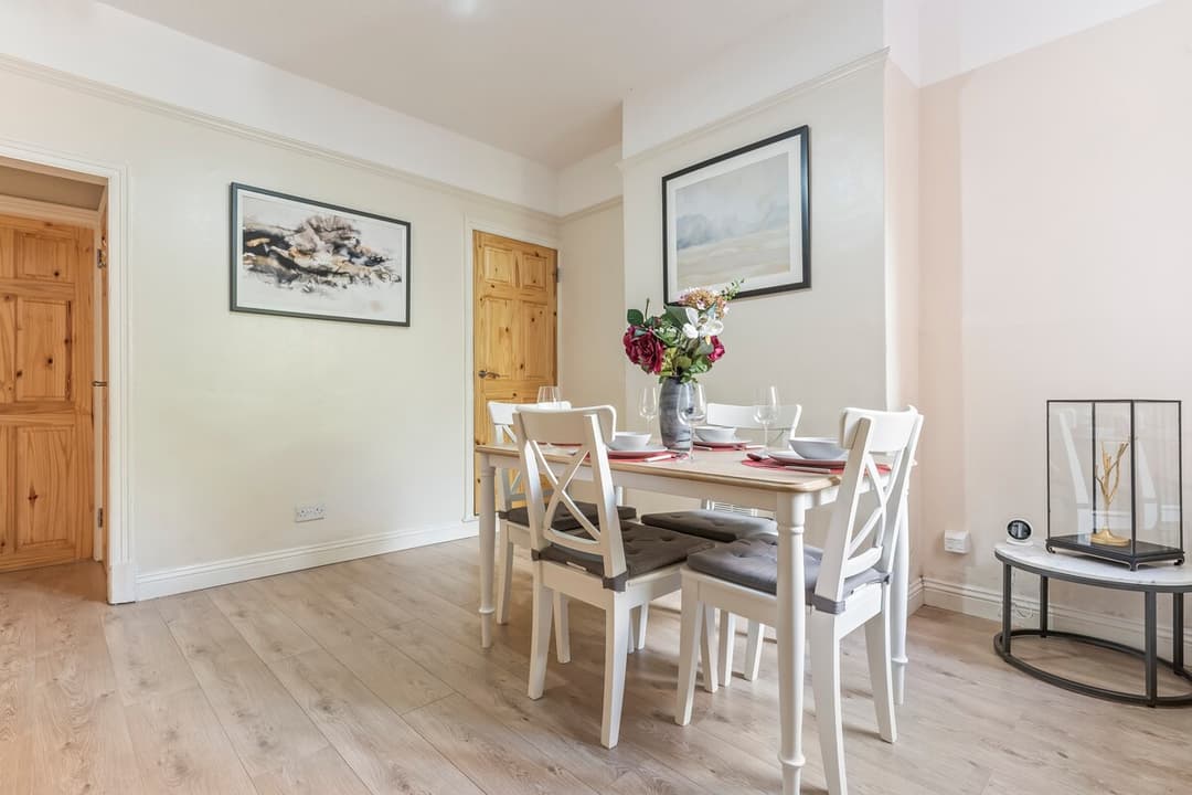 FREE Parking l Garden l 3 Beds l Contractors - View 4