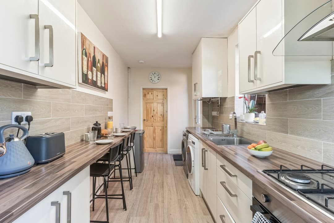 FREE Parking l Garden l 3 Beds l Contractors - View 7