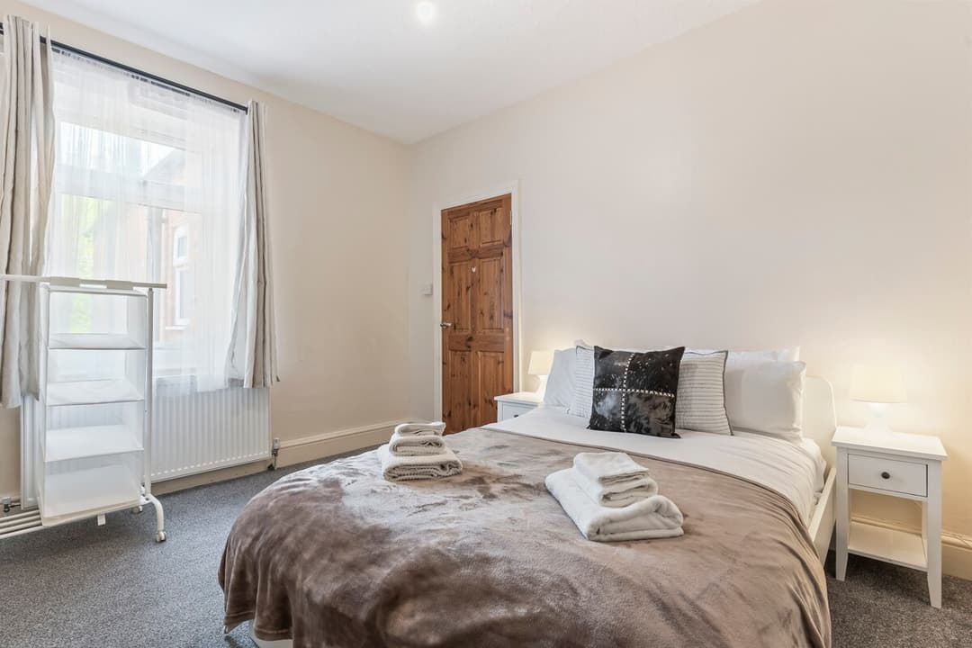 FREE Parking l Garden l 3 Beds l Contractors - View 8