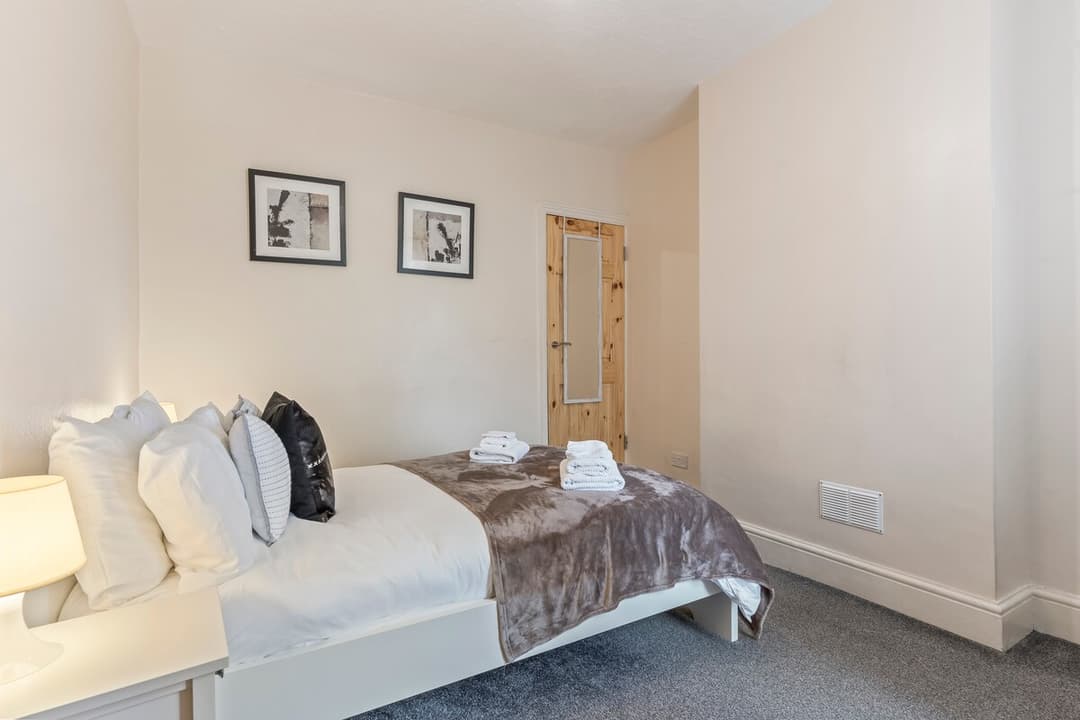 FREE Parking l Garden l 3 Beds l Contractors - View 9