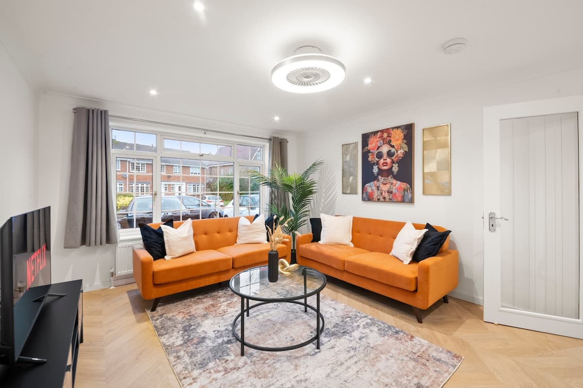 Near Town Centre, Big Patio, Free Parking Sleeps 8