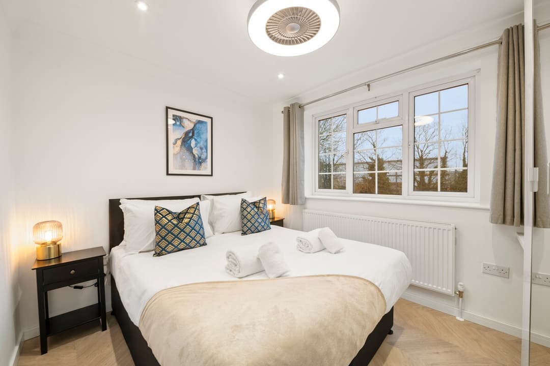 Near Town Centre, Big Patio, Free Parking Sleeps 8 - View 3