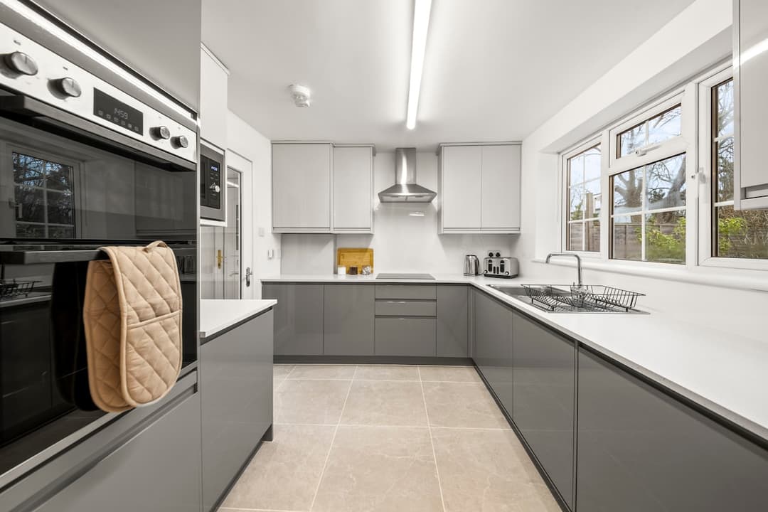 Near Town Centre, Big Patio, Free Parking Sleeps 8 - View 4