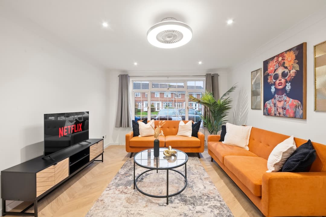Near Town Centre, Big Patio, Free Parking Sleeps 8 - View 5