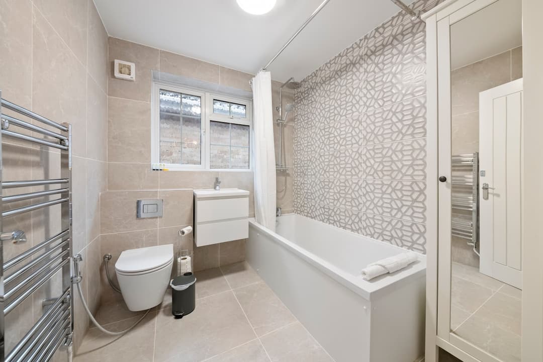 Near Town Centre, Big Patio, Free Parking Sleeps 8 - View 7
