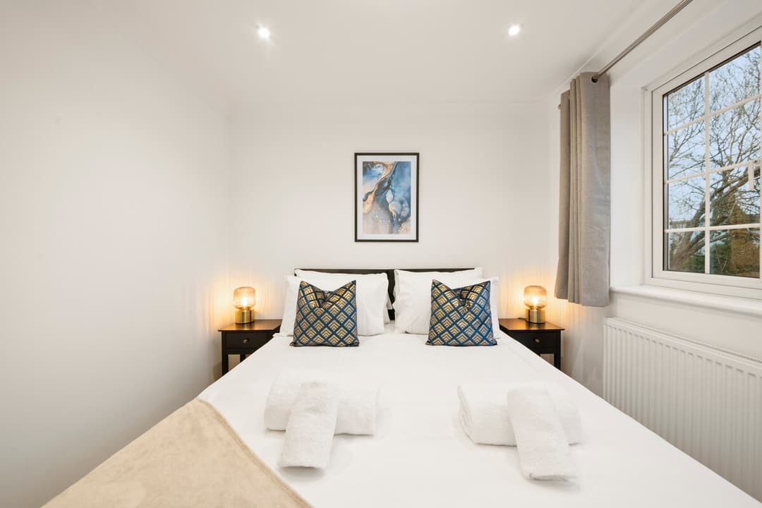 Near Town Centre, Big Patio, Free Parking Sleeps 8 - View 8