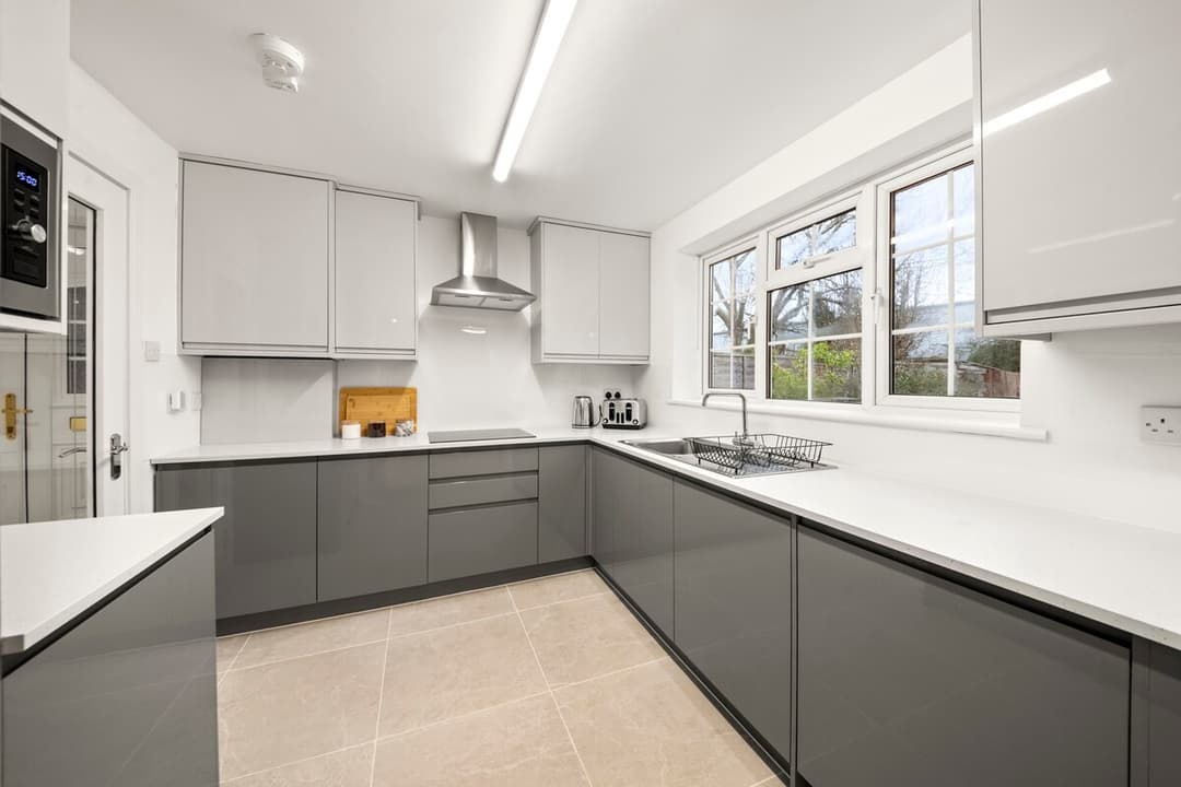 Near Town Centre, Big Patio, Free Parking Sleeps 8 - View 9