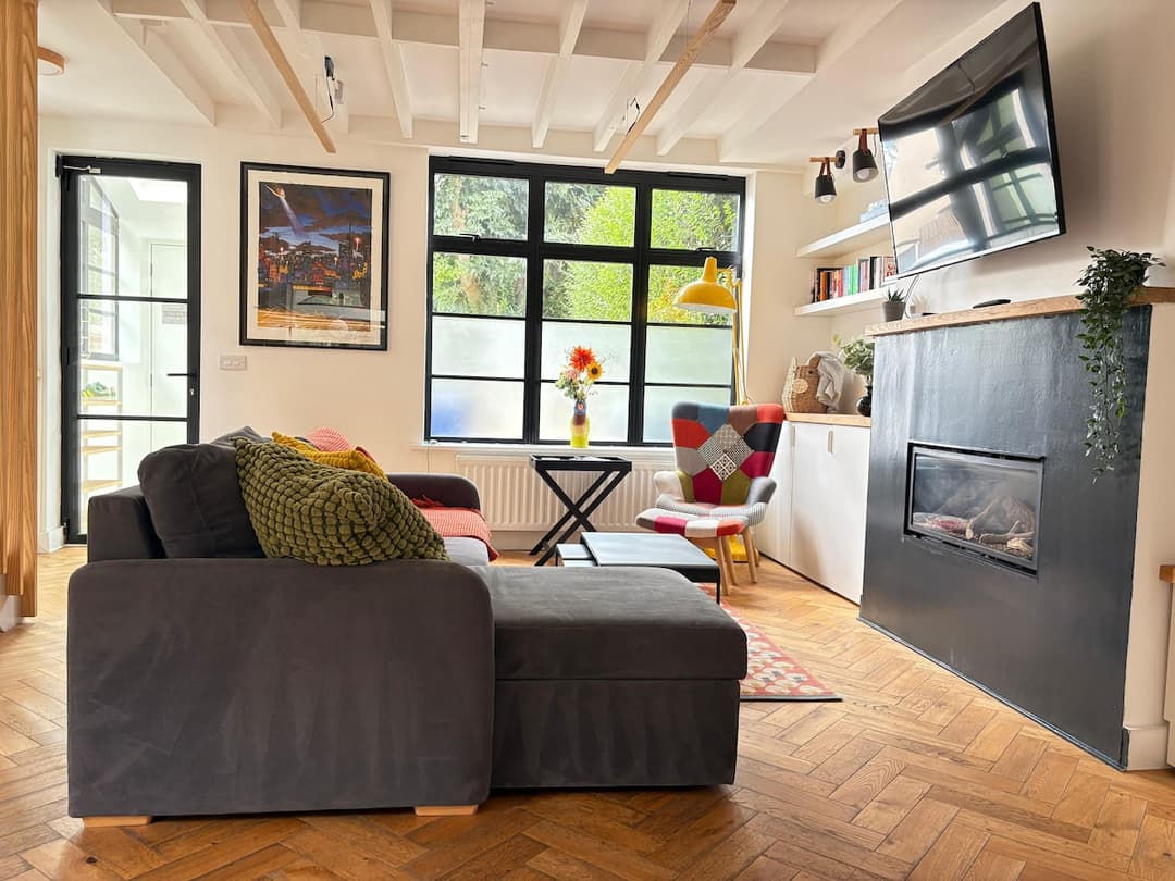 Spacious 4 Bedroom House by Oxford Train Station - View 1