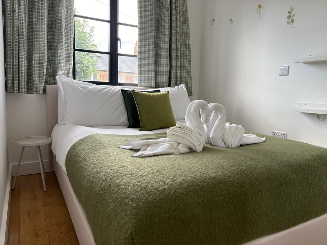 Spacious 4 Bedroom House by Oxford Train Station - View 9