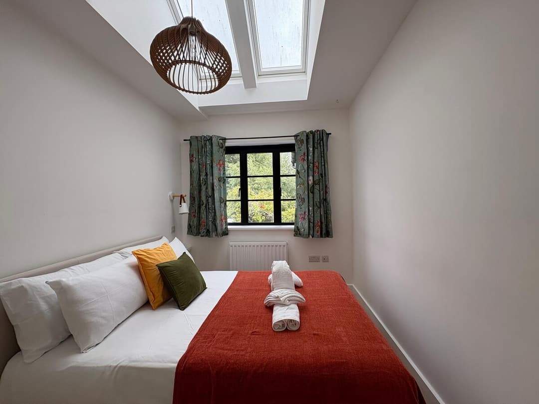 Spacious 4 Bedroom House by Oxford Train Station - View 11