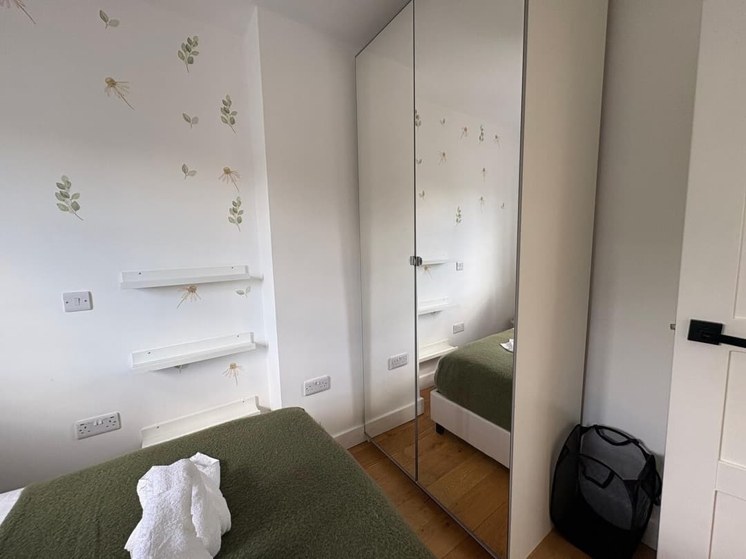 Spacious 4 Bedroom House by Oxford Train Station - View 14