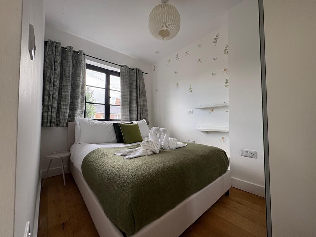 Spacious 4 Bedroom House by Oxford Train Station - View 16