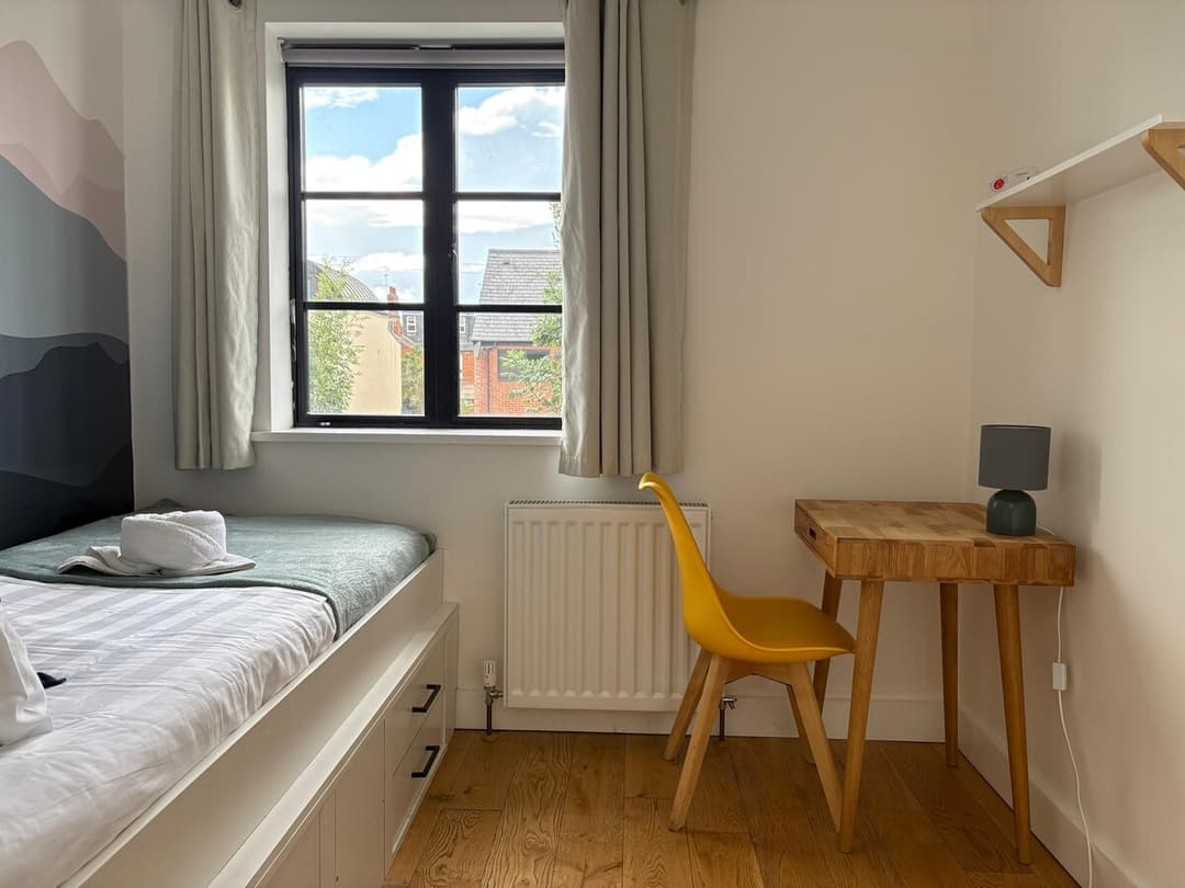 Spacious 4 Bedroom House by Oxford Train Station - View 17