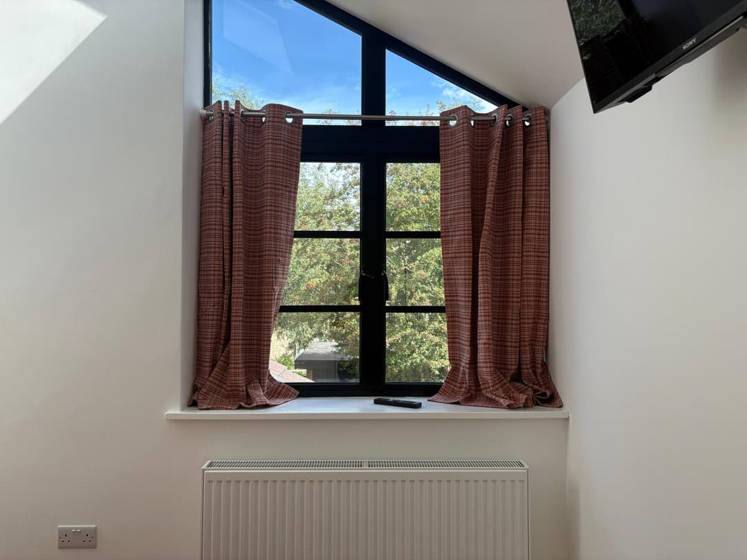 Spacious 4 Bedroom House by Oxford Train Station - View 2