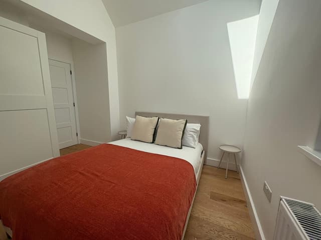 Spacious 4 Bedroom House by Oxford Train Station - View 2