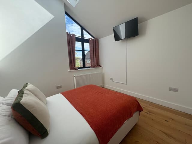 Spacious 4 Bedroom House by Oxford Train Station - View 3