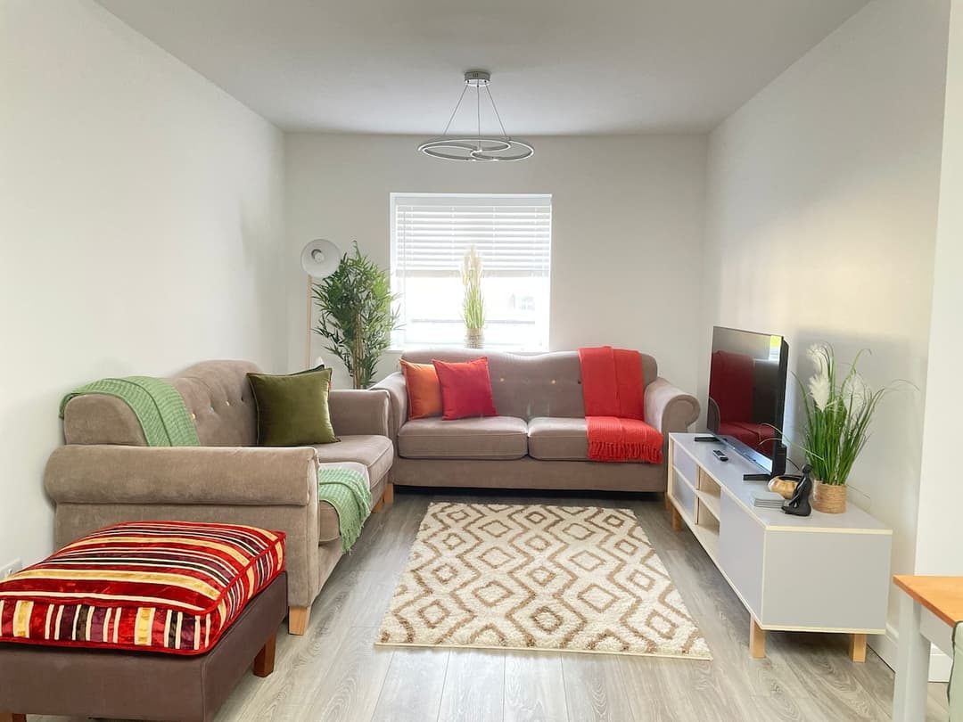 Stylish 2 Bedroom Flat Near Bicester Village - View 1