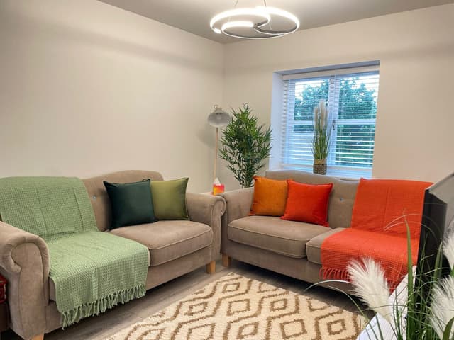 Stylish 2 Bedroom Flat Near Bicester Village - View 1
