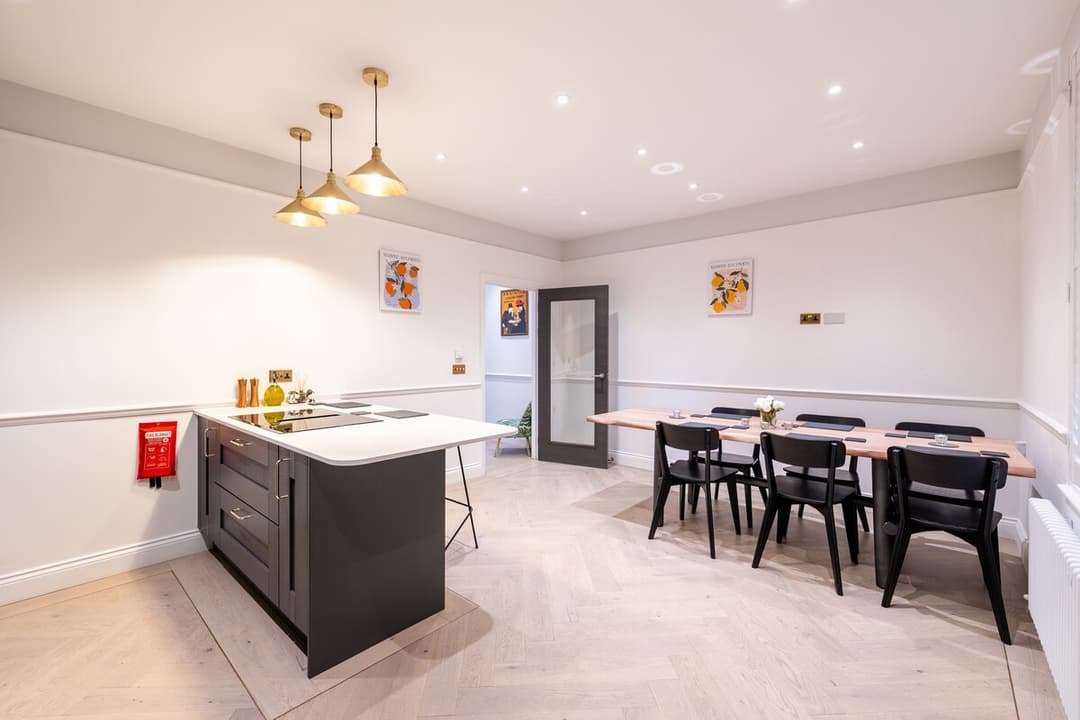Modern 3/4bed 3bath | Comfort & Style - View 2