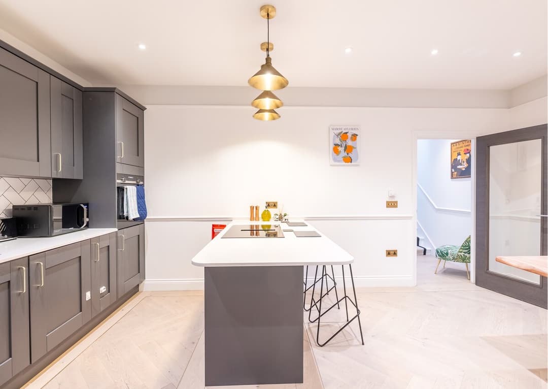 Modern 3/4bed 3bath | Comfort & Style - View 4