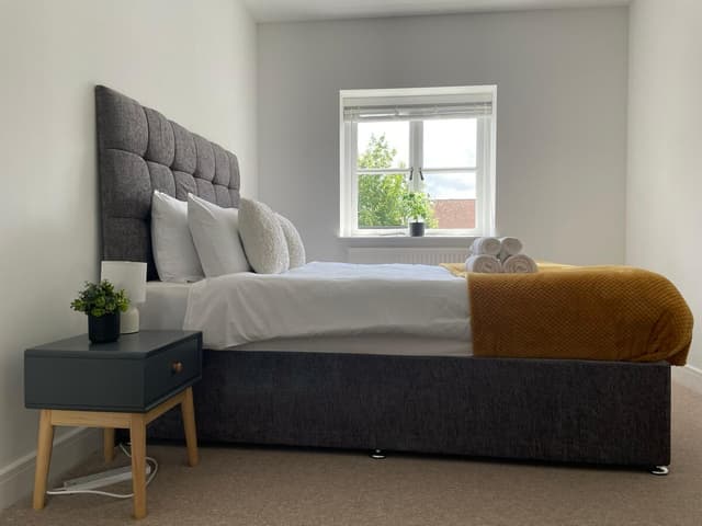 Spacious 2 Bedroom Flat in Bicester - View 2