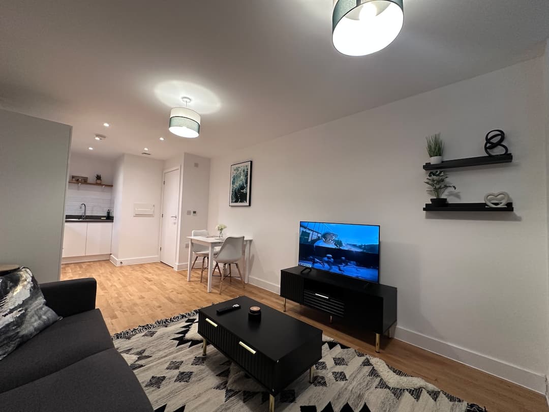 Cosy Stevenage Town Centre flat near park & museum - View 1