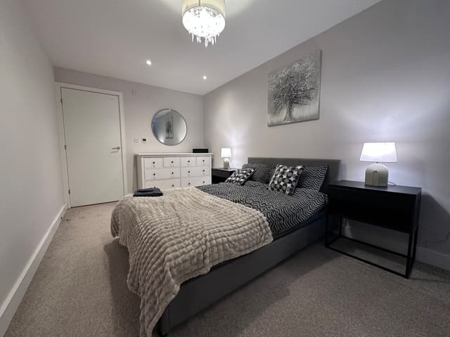 Cosy Stevenage Town Centre flat near park & museum - View 1
