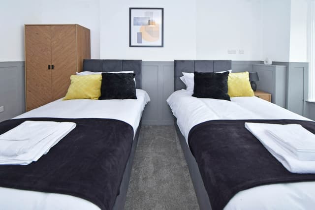 5 Bedroom 3 Bathroom Entire Home In Cheshire East, United Kingdom - View 1