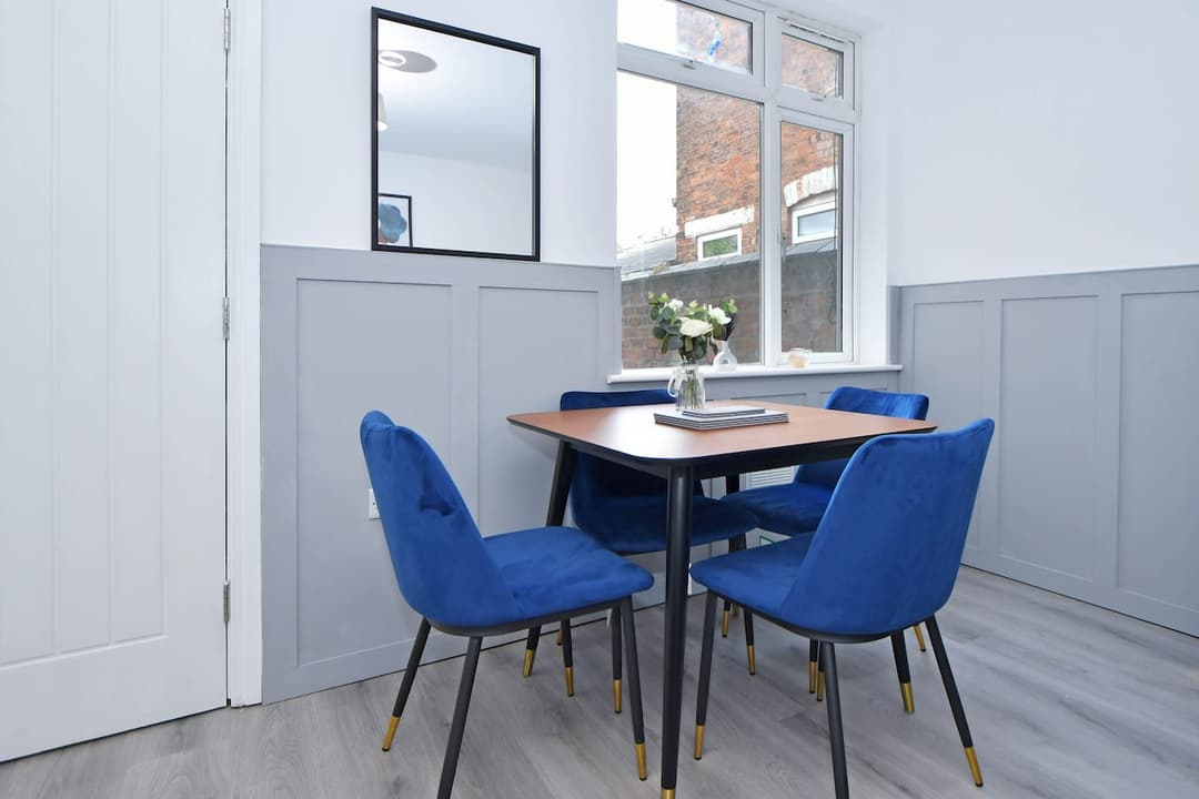 5 Bedroom 3 Bathroom Entire Home In Cheshire East, United Kingdom - View 3