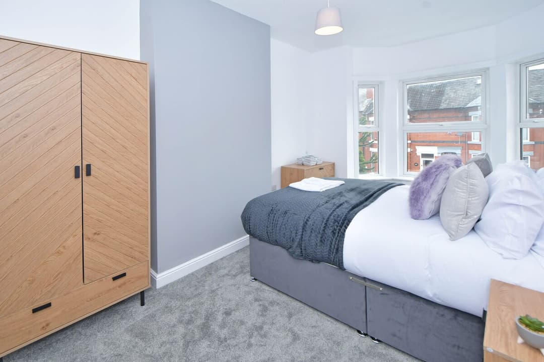 5 Bedroom 3 Bathroom Entire Home In Cheshire East, United Kingdom - View 18