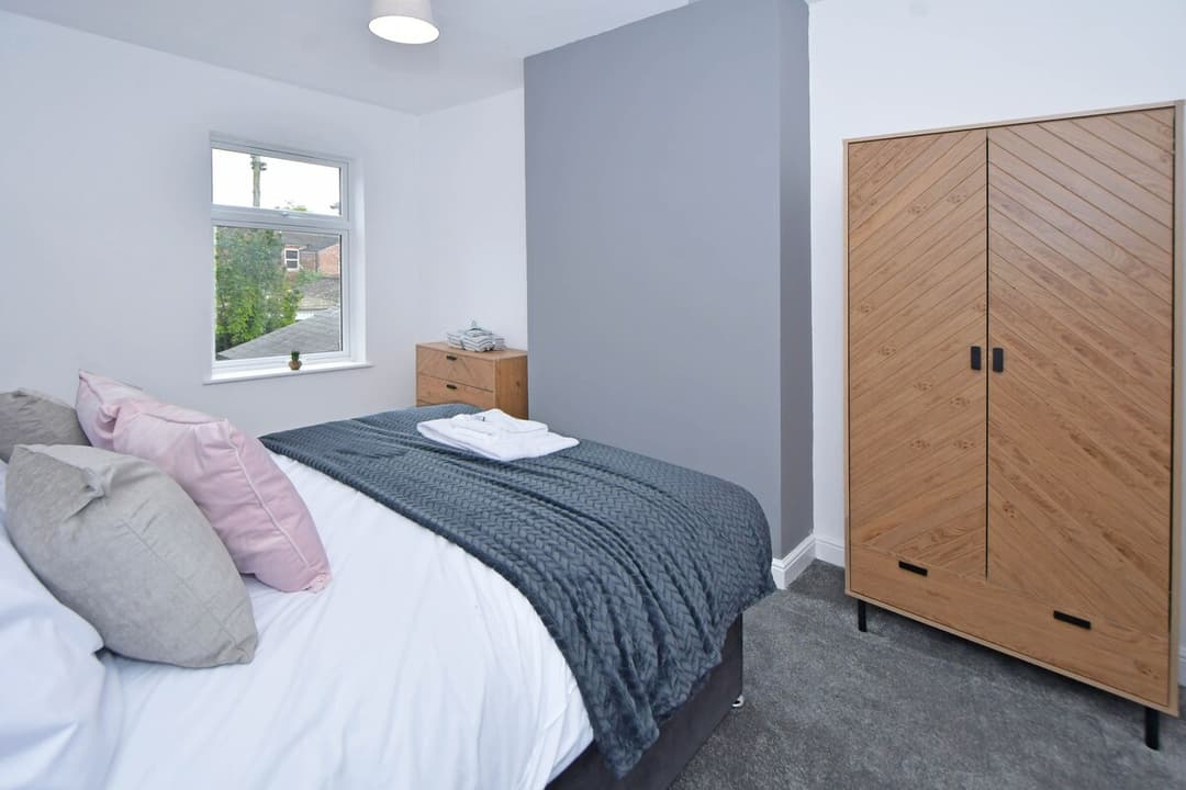 5 Bedroom 3 Bathroom Entire Home In Cheshire East, United Kingdom - View 22