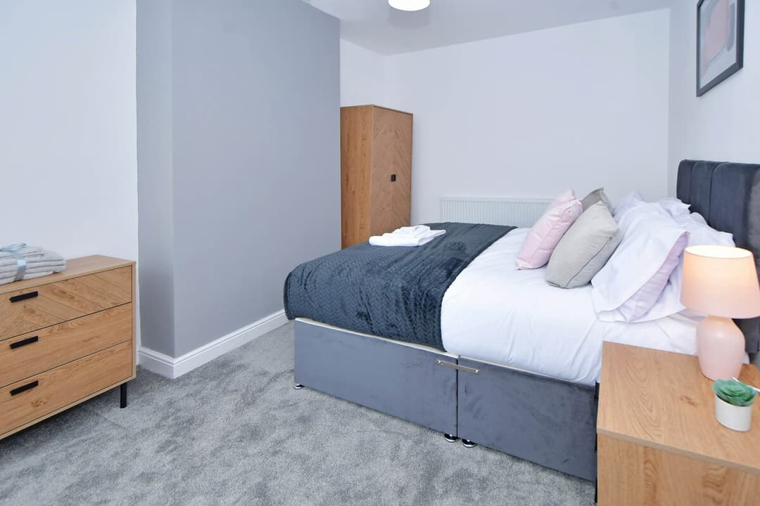 5 Bedroom 3 Bathroom Entire Home In Cheshire East, United Kingdom - View 23