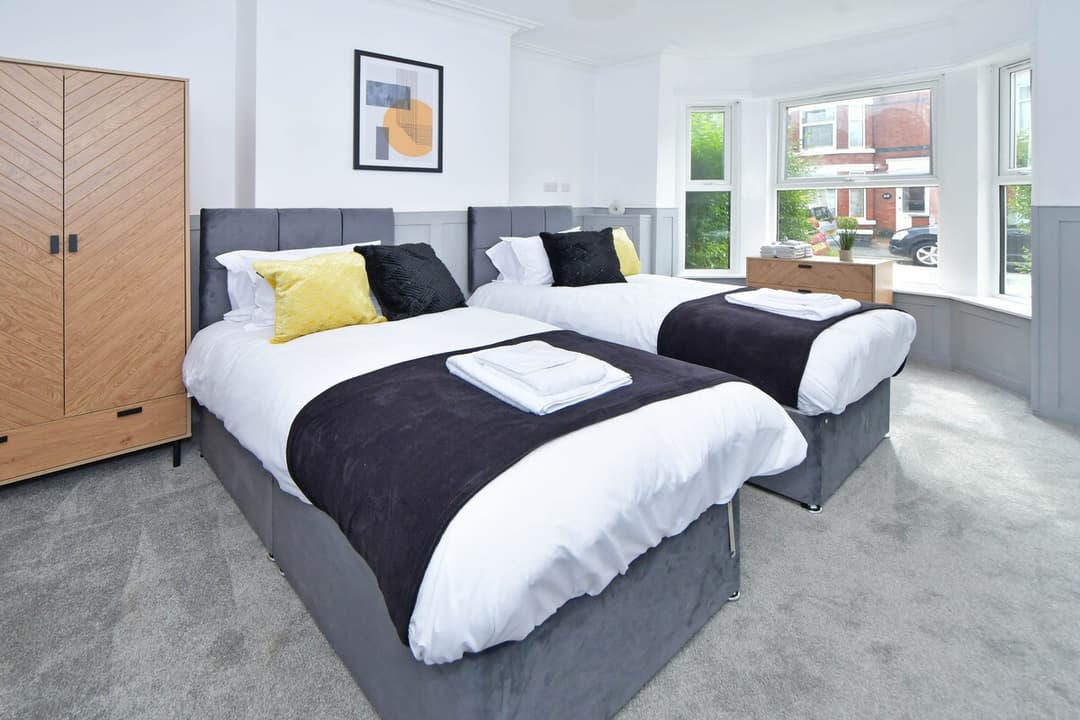 5 Bedroom 3 Bathroom Entire Home In Cheshire East, United Kingdom - View 52