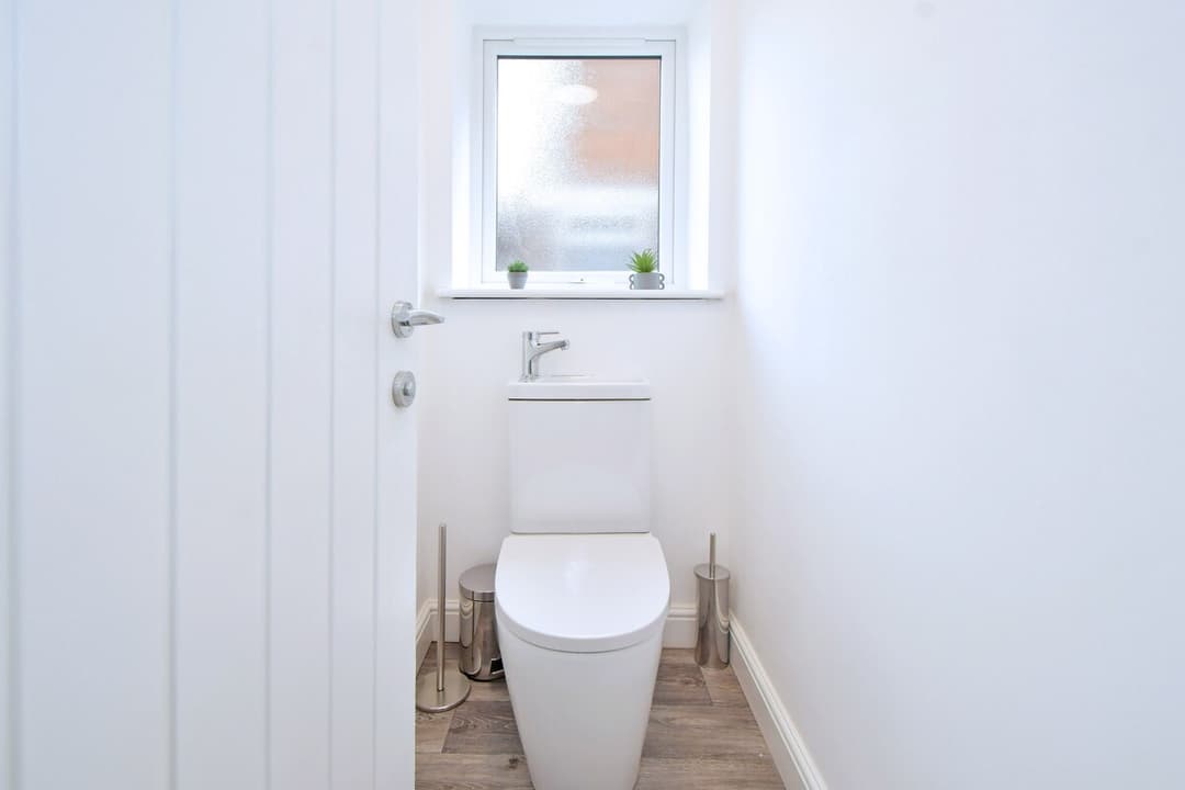 5 Bedroom 3 Bathroom Entire Home In Cheshire East, United Kingdom - View 77