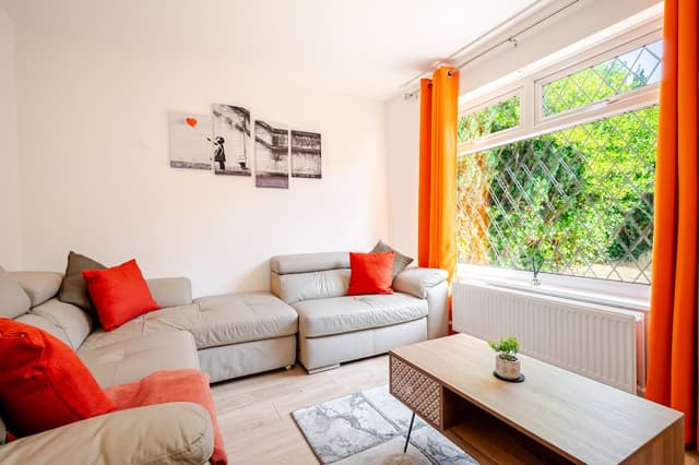 3 Bedroom • 2 Bath • 2 Car Park • City Centre - View 2