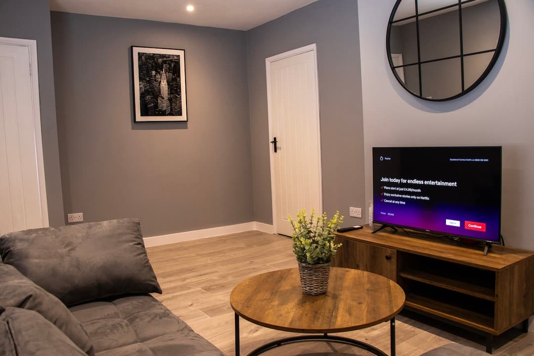 Comfy 3 Bed House In Stevenage With Free Allocated Parking, Sleeps 6 - View 1