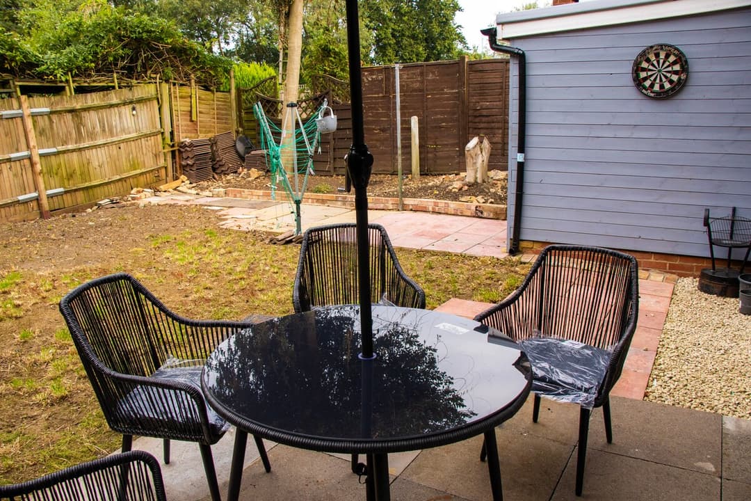 Comfy 3 Bed House In Stevenage With Free Allocated Parking, Sleeps 6 - View 3