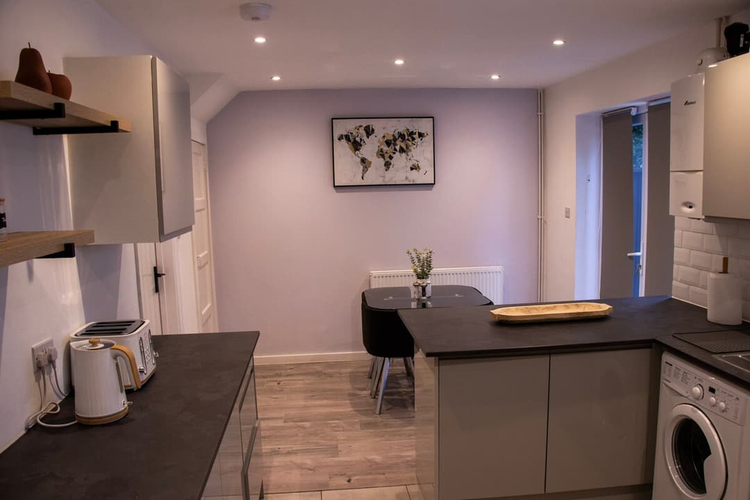 Comfy 3 Bed House In Stevenage With Free Allocated Parking, Sleeps 6 - View 10
