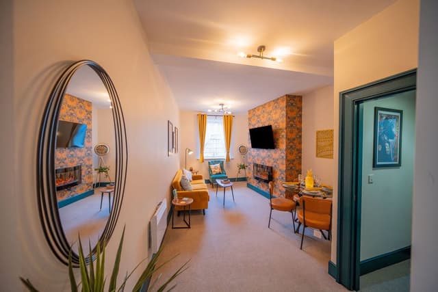 2 Bed Refurbished apartment/ Parking/ Pet Friendly - View 2