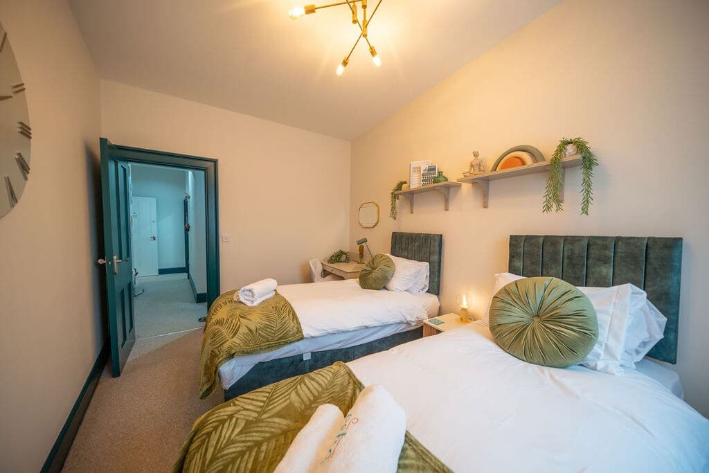 2 Bed Refurbished apartment/ Parking/ Pet Friendly - View 5