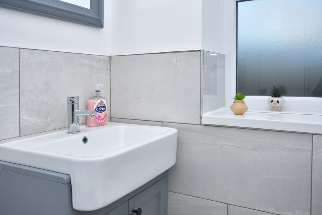 Entire 2 Bedroom Modern Home In Cheshire East - View 4