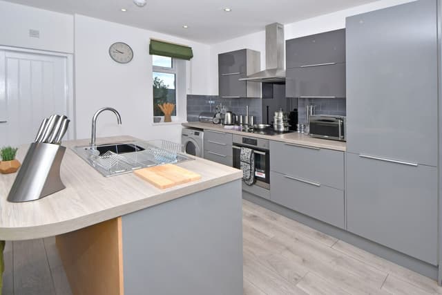 Entire 2 Bedroom Modern Home In Cheshire East - View 4
