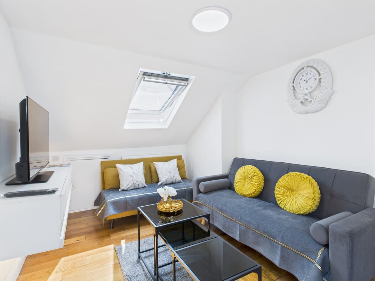  4BR Wood Green Home | Piccadilly Line | Sleeps 9