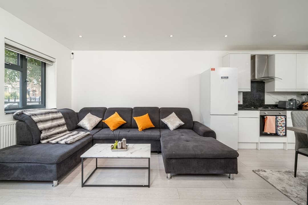 London 3BR Home 2 mins Tottenham Stadium Park Free - View 5