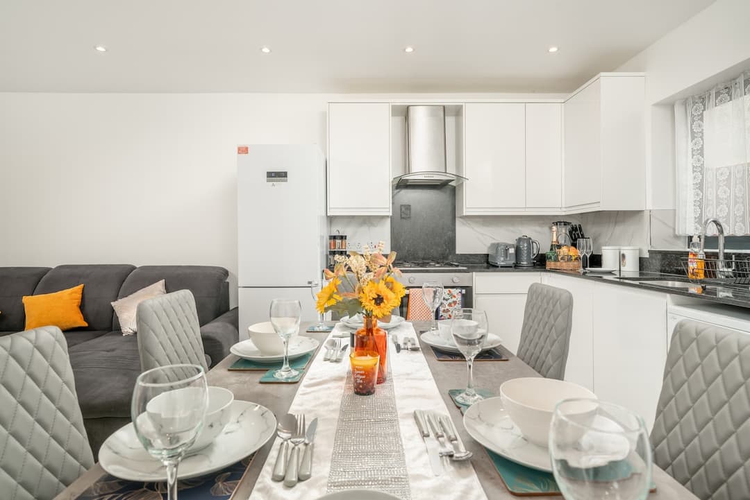 London 3BR Home 2 mins Tottenham Stadium Park Free - View 4