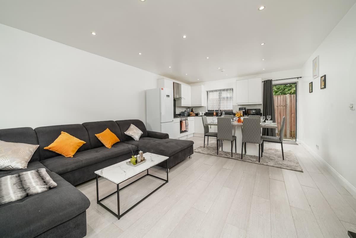 London 3BR Home 2 mins Tottenham Stadium Park Free
