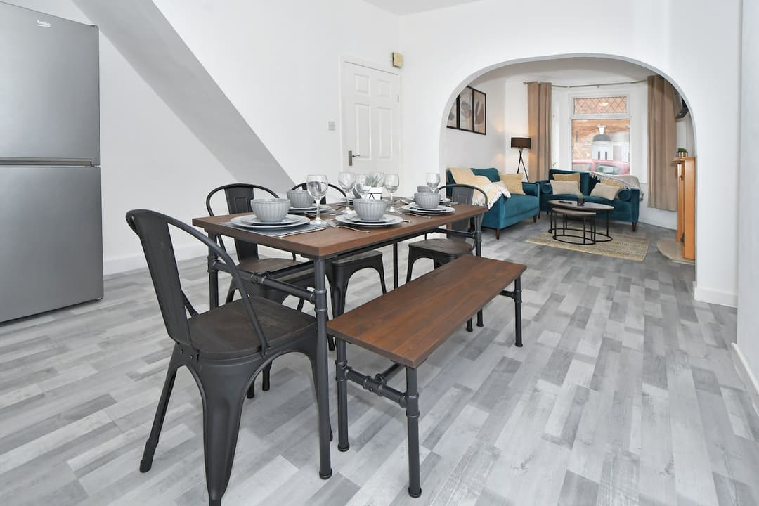 Entire 3 Bedroom Modern Home In Cheshire East - View 2