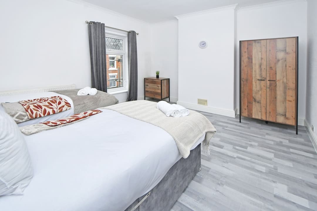 Entire 3 Bedroom Modern Home In Cheshire East - View 4